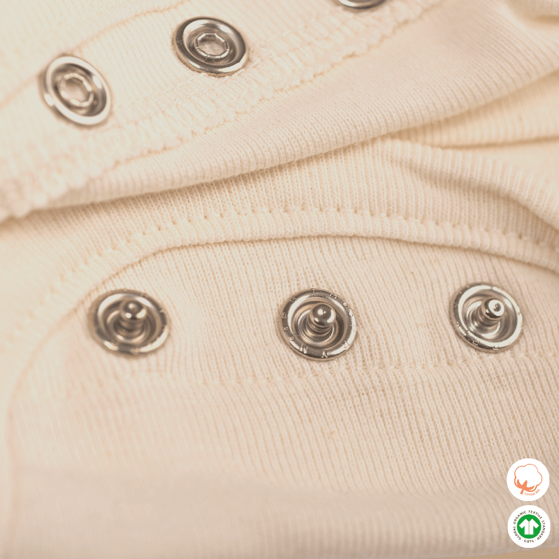 zoom sur fermeture pression body naissance manches courtes trois mois en blanc et écru zoom sur fermeture pression body naissance manches courtes trois mois en blanc et écru