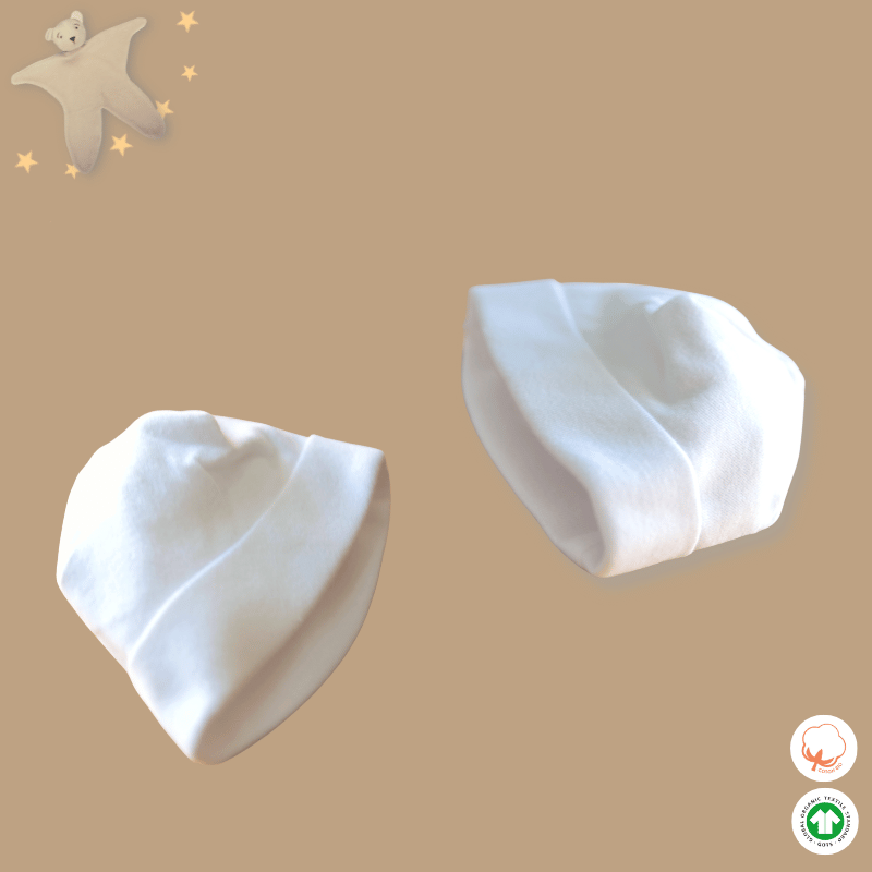 2 Bonnets naissance blanc en face à face 2 Bonnets naissance blanc en face à face