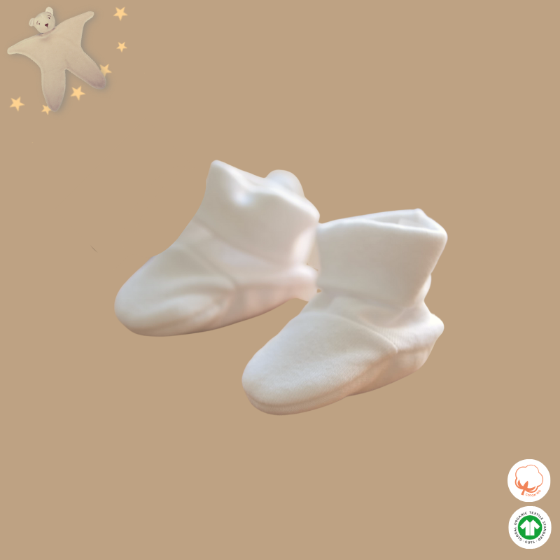 Chaussons de naissance bébé blancs remontant aux chevilles vue de profil Chaussons de naissance bébé blancs remontant aux chevilles vue de profil