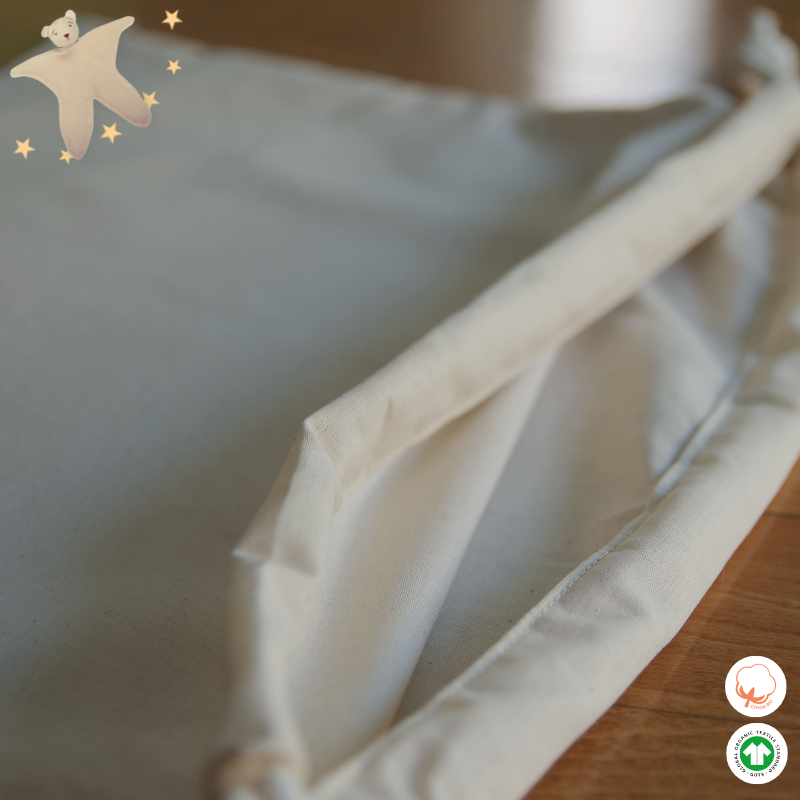 Pochon écru à plat avec sa cordelette et son ouverture Pochon écru à plat avec sa cordelette et son ouverture