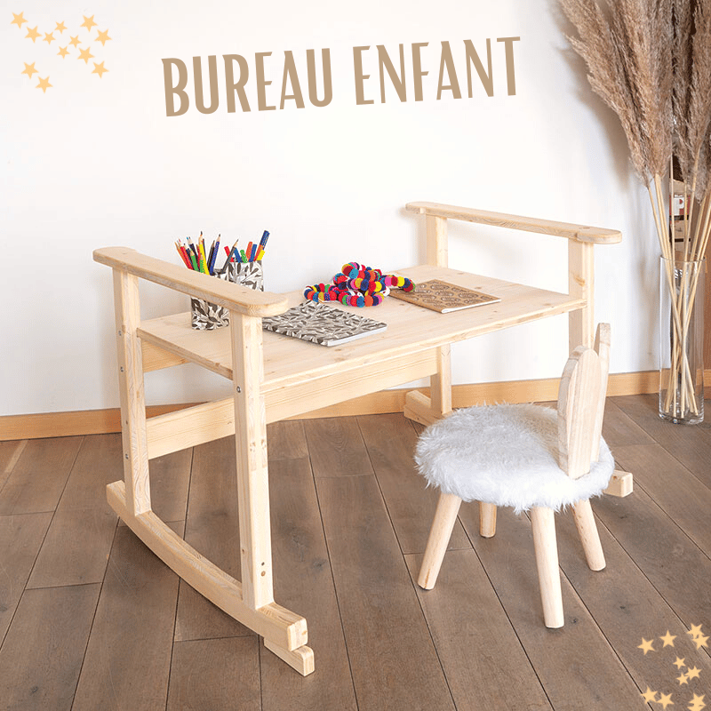 berceau évolutif en bois transformé en petit bureau d'enfant avec une petite chaise berceau évolutif en bois transformé en petit bureau d'enfant avec une petite chaise