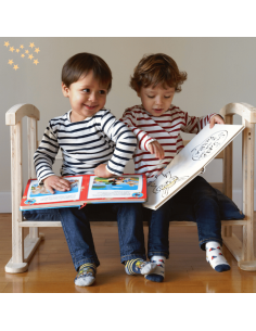 2 enfants assis sur le canapé enfant du berceau évolutif et lisant des livres
