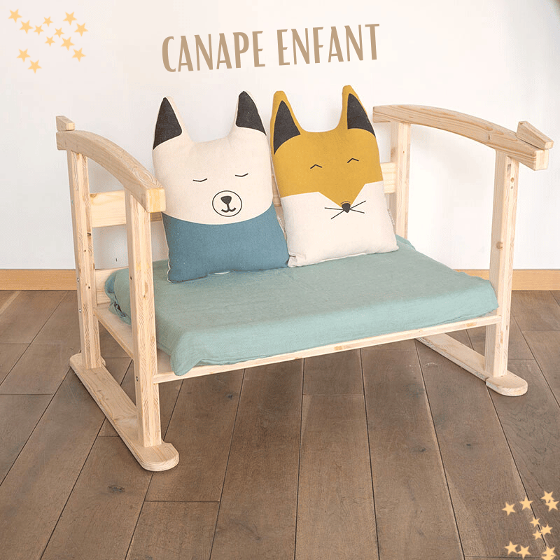 support évolutif en bois transformé en banquette enfant avec des peluches placées sur son coussin support évolutif en bois transformé en banquette enfant avec des peluches placées sur son coussin
