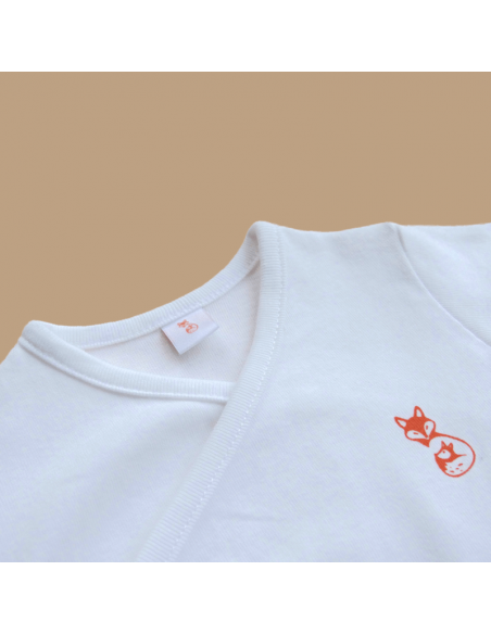 zoom body naissance blanc 3 et 6 mois à forme croisée vue étiquette et logo