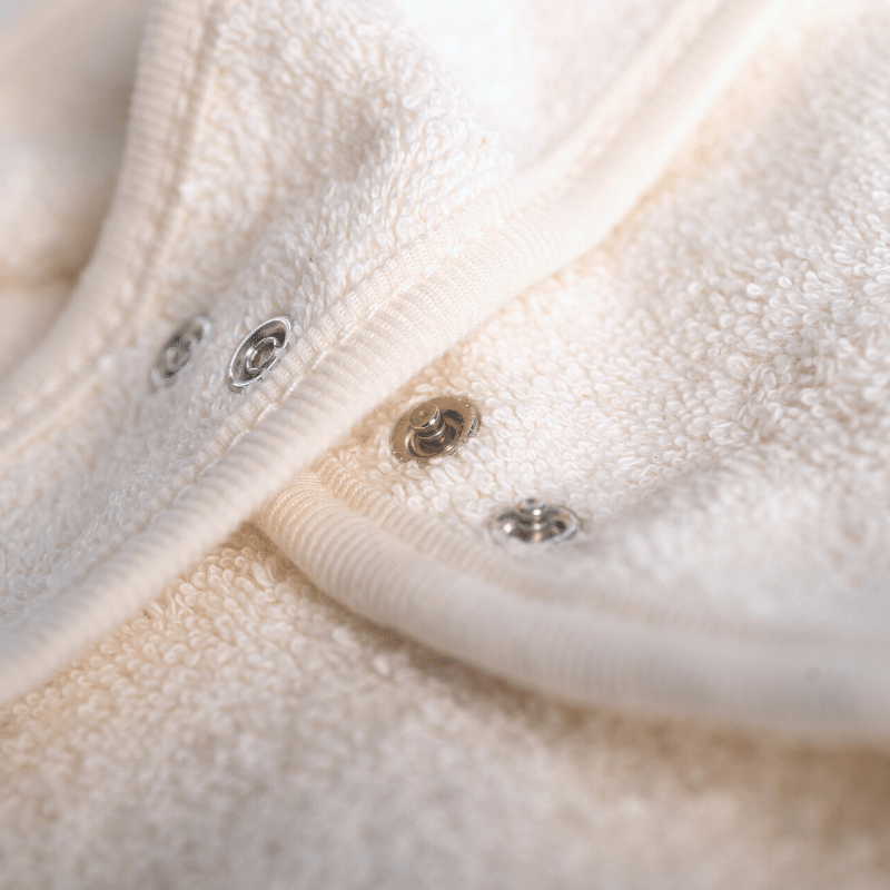 zoom sur pression fermeture du tablier de bain pour le bain et la toilette de bébé en coton bio GOTS zoom sur pression fermeture du tablier de bain pour le bain et la toilette de bébé en coton bio GOTS