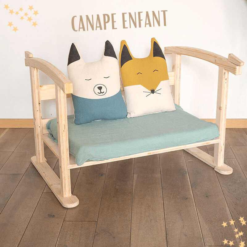 support évolutif en bois transformé en banquette enfant avec des peluches placées sur son coussin support évolutif en bois transformé en banquette enfant avec des peluches placées sur son coussin