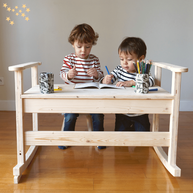 2 enfants dessinant sur le support évolutif transformé en petit bureau 2 enfants dessinant sur le support évolutif transformé en petit bureau