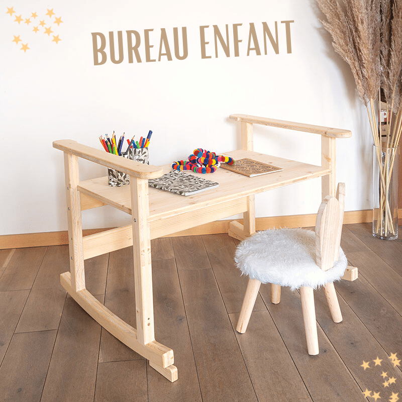 berceau évolutif en bois transformé en petit bureau d'enfant avec une petite chaise berceau évolutif en bois transformé en petit bureau d'enfant avec une petite chaise