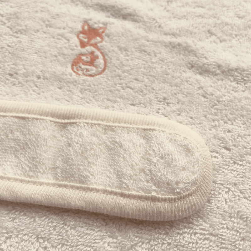 zoom sur le logo du renard tablier de bain zoom sur le logo du renard tablier de bain