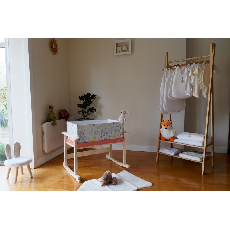 Chambre d'enfant avec un berceau en carton et une petite penderie en bois Chambre d'enfant avec un berceau en carton et une petite penderie en bois